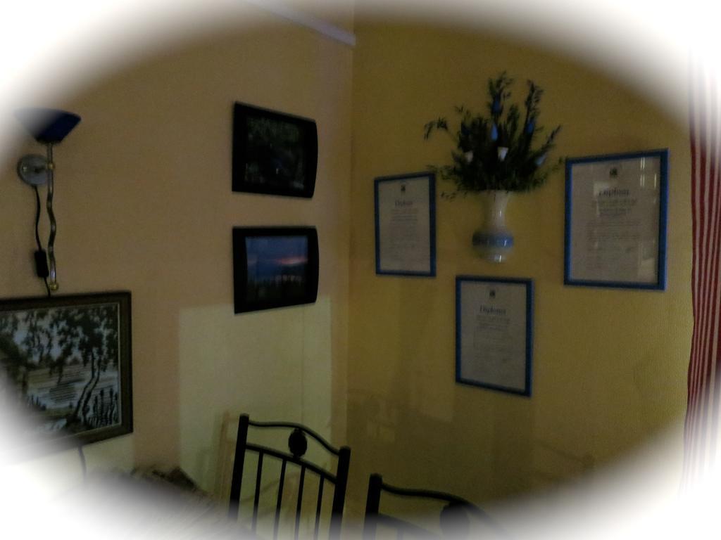 Dessans Cafe & Logi Hotel Pello Bagian luar foto
