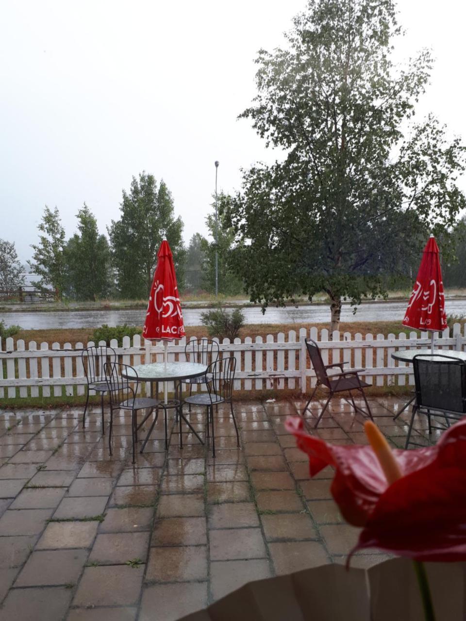 Dessans Cafe & Logi Hotel Pello Bagian luar foto